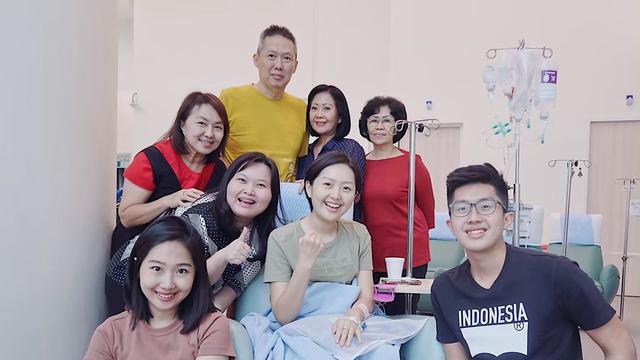 Momen Haru Wanita Pengidap Kanker Tetap Tersenyum Saat Rambutnya Dibotakin