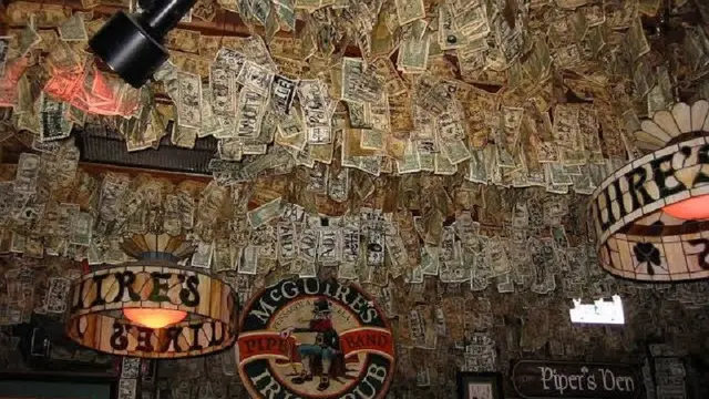 Unik, Sebuah Pub Tempel Uang Hingga Jutaan Dolar Sebagai Dekorasi