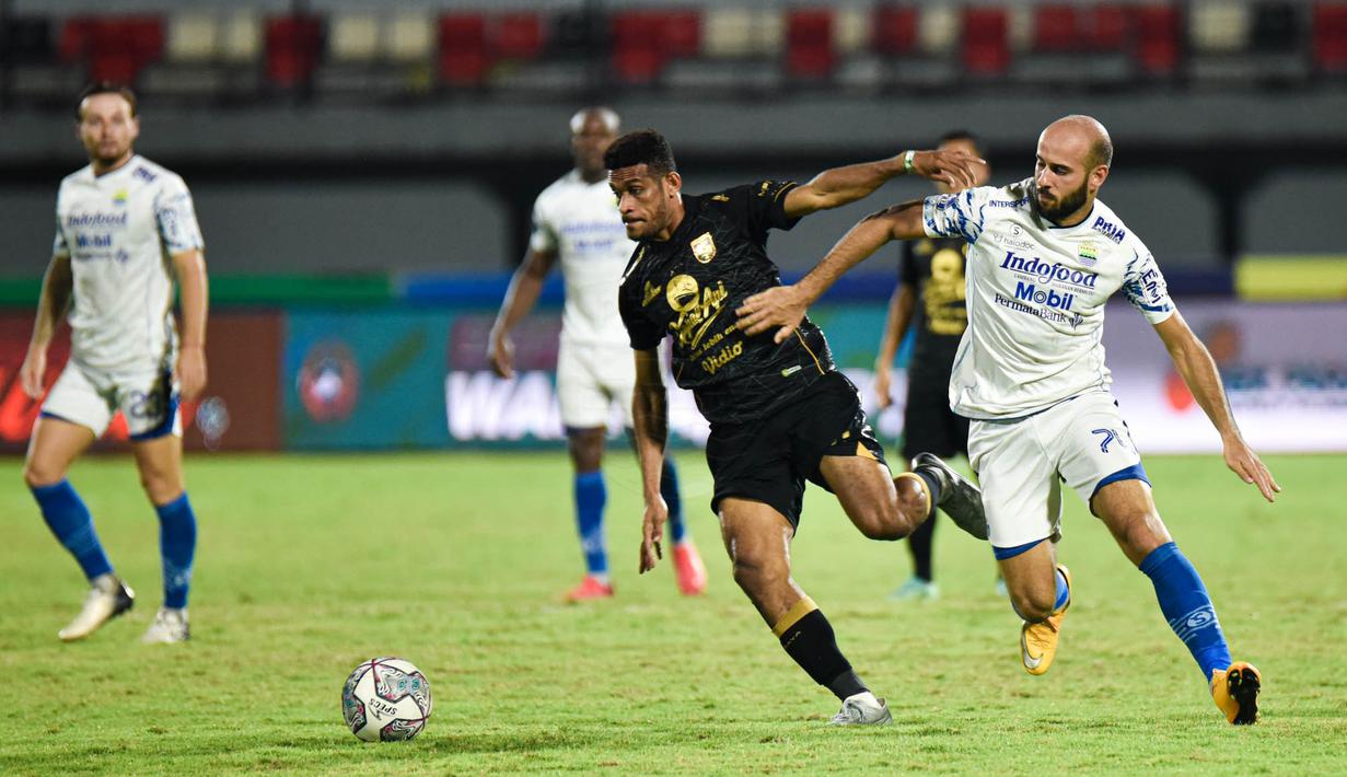 Ricky Kambuaya mencetak gol lewat aksi individu melewati Marc Klok, Nick Kuipers, hingga Henhen. Dia pun masuk kotak penalti dan melepas tembakan mendatar yang gagal dibendung. (Dok. Persib)