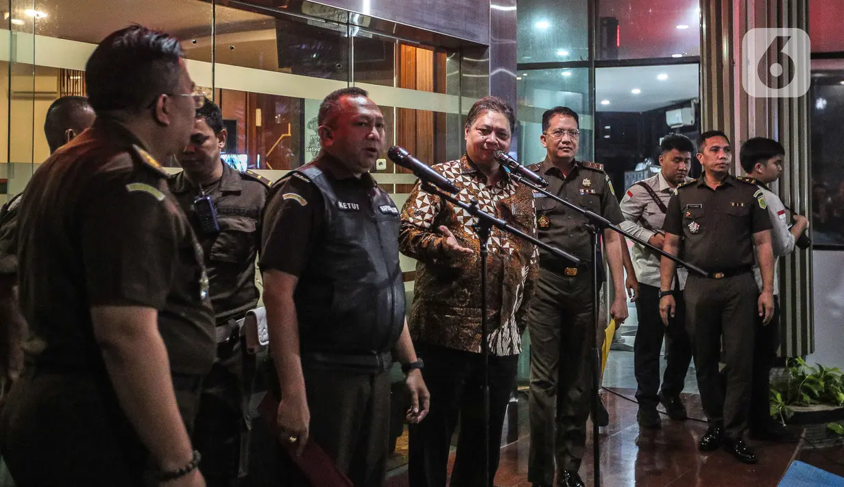 Hampir 13 Jam Airlangga diperiksa sebagai saksi terkait kasus dugaan korupsi pemberian fasilitas ekspor minyak sawit mentah (Crude Palm Oil/CPO). (Liputan6.com/Faizal Fanani)
