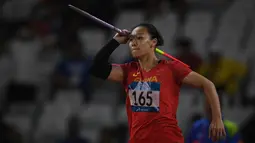 Atlet China, Liu Shiying tampil pada Final Lempar Lembing Putri Asian Games 2018 di Stadion Utama Gelora Bung Karno, Jakarta, Selasa (28/8). (ANTARA FOTO/INASGOC/Afriadi Hikmal/mes/18)