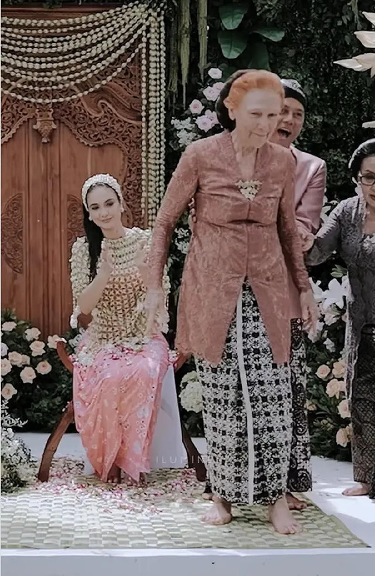 Potret Ayu Ibu Luna Maya Saat Siraman Sang Putri di Usia 79 Tahun, Jadi Perempuan Jawa dengan Wajah Bule