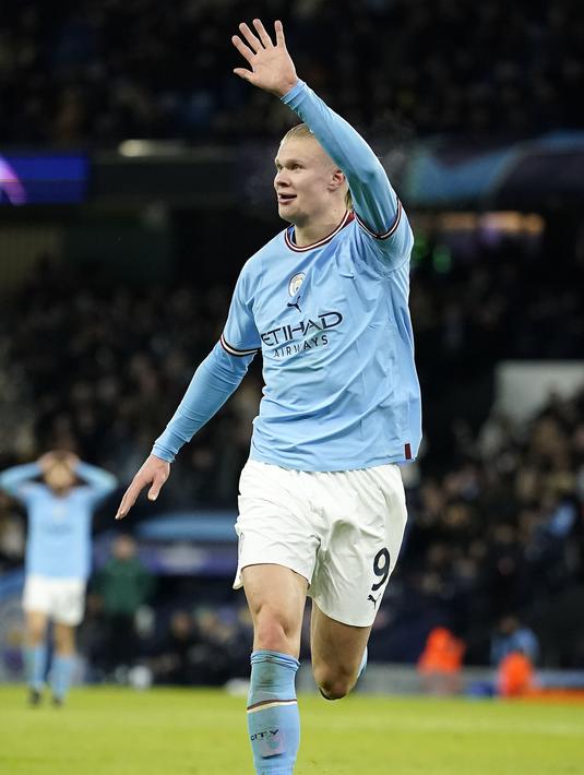 <p>Pemain Manchester City, Erling Haaland melakukan selebrasi setelah mencetak gol kelimanya ke gawang RB Leipzig pada laga leg kedua 16 Besar Liga Champions 2022/2023 di Etihad Stadium, Manchester, Rabu (15/03/2023). The Cityzens berhasil melaju ke babak perempat final setelah berhasil menang dengan skor 7-0. (AP Photo/Dave Thompson)</p>