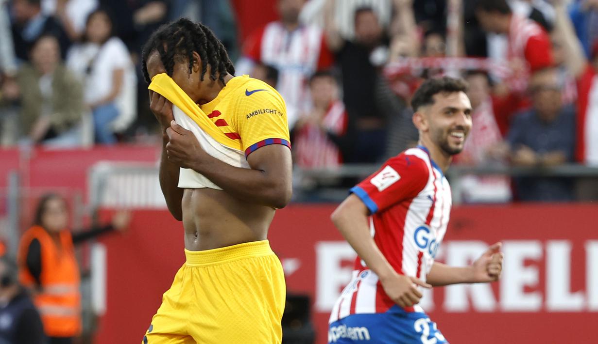 Pemain Barcelona, Jules Kounde, tampak kecewa setelah gawangnya dibobol pemain Girona pada laga pekan ke-34 Liga Spanyol di Stadion Montilivi, Sabtu (4/2/2024). (AP Photo/Joan Monfort)