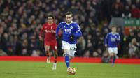 Gelandang Leicester City, James Maddison membawa bola saat bertanding melawan Liverpool pada lanjutan Liga Inggris di stadion Anfield di Liverpool, Inggris, Jumat (11/2/2022).  Liverpool menang atas Leicester City 2-0. (AP Photo/Jon Super)