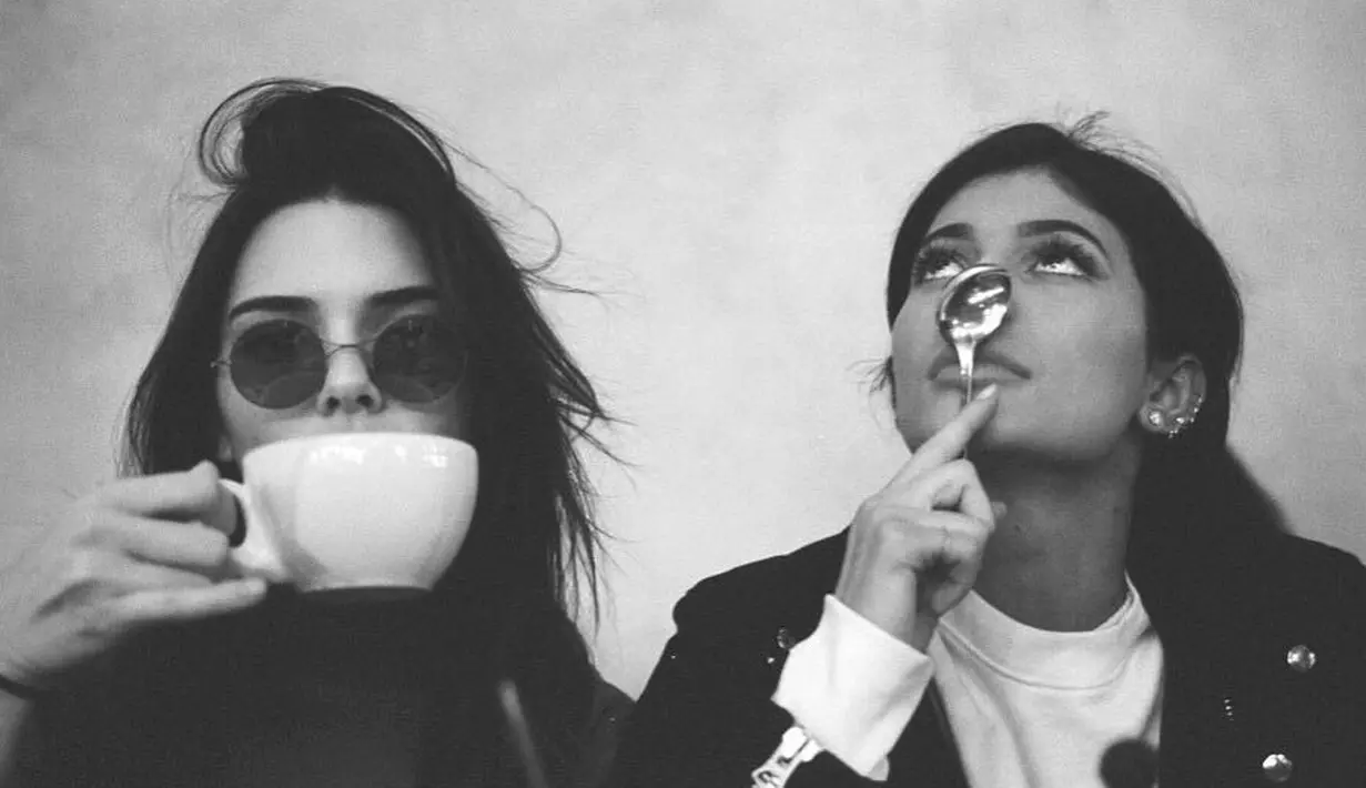 Tak hanya itu, Kylie Jenner pun tak kalah cantik dari Kendall saat berpose dalam nuansa hitam putih. (instagram/kendalljenner)