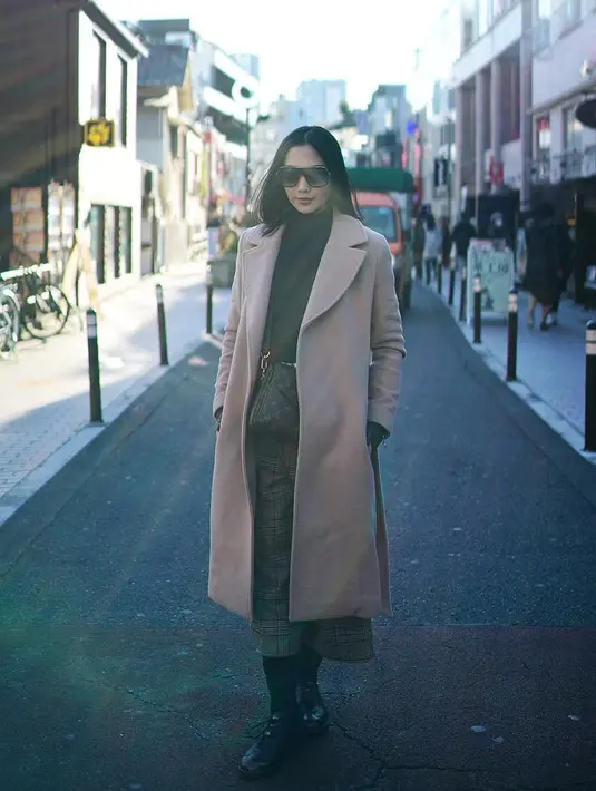 Terlihat dari foto-foto di akun Instagramnya, style Ririn selama hamil selalu memukau. Istri Aldy Bragi ini kerap bergaya  kasual, bahkan membuat perut buncitnya hampir samar tidak terlihat.(Instagram/ririndwiariyanti)