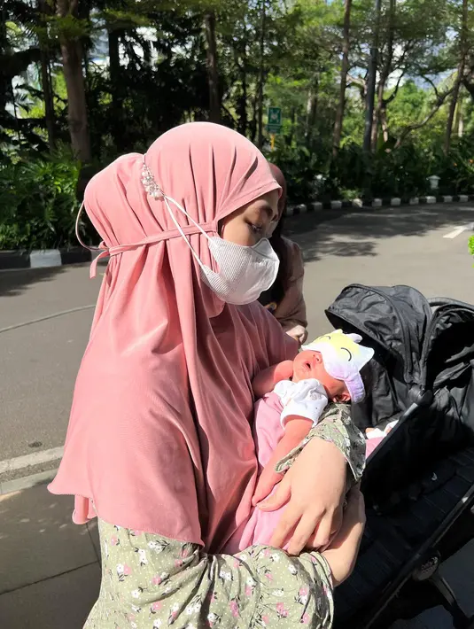 <p>Anisa sempat mengungkapkan perasaan bahagianya setelah jadi seorang ibu. Ia menyebut dirinya tak menyangka kini sudah punya anak. [Foto: Instagram.com/anisarahma_12]</p>