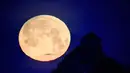 Pemandangan ketika supermoon menghiasi Salgotarjan, 109 km timur laut Budapest, Hungaria, Rabu (31/1). (Peter Komka / MTI via AP)