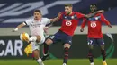 Gelandang AC Milan, Ismael Bennacer (kiri) berebut bola dengan pemain Lille, Xeka pada pertandingan lanjutan Grup H Liga Europa di stadion Stade Pierre Mauroy di Villeneuve d'Ascq, Prancis, Kamis (26/11/2020). AC Milan bermain imbang 1-1 atas Lille. (AP Photo/Michel Spingler)