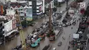 Sejumlah kendaraan terjebak banjir di Jalan Boulevard Barat Raya, Kelapa Gading, Jakarta Utara, Kamis (15/2). Hujan lebat yang mengguyur Jakarta sejak pagi hingga sore mengakibatkan sejumlah wilayah terendam banjir. (Liputan6.com/Arya Manggala)