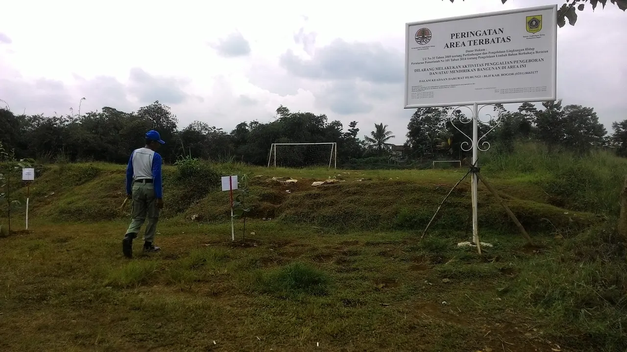 Peleburan aki bekas yang dilakukan secara tradisional sejak tahun 1978 menyisakan masalah di Desa Cinangka, Kecamatan Ciampea, Bogor