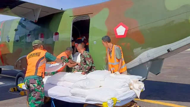 BMKG bekerja sama dengan Pemrov Jabar dan Lanud Husein Sastranegara melakukan operasi modifikasi cuaca. (Foto: Liputan6.com/Arya Perkasa)