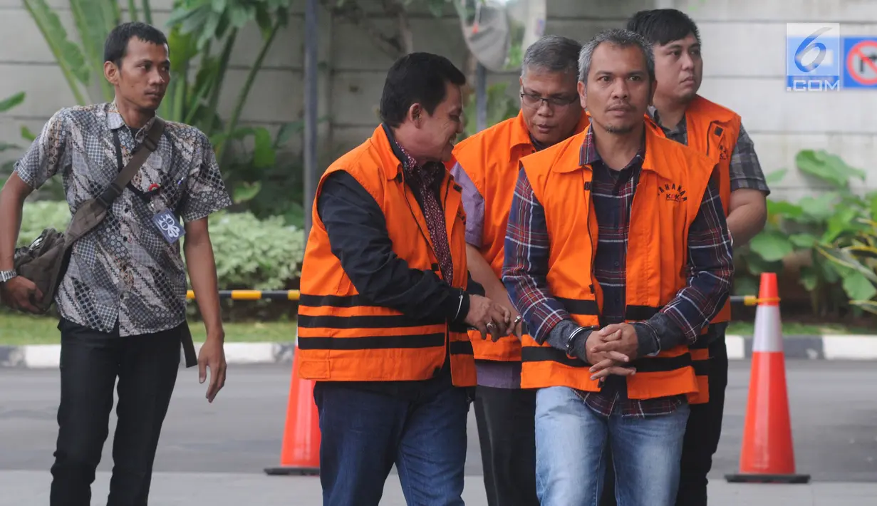 Walikota Pasuruan Setiyono, Plt PUPR Pakpak Bharat David Anderson Karosekali, PPK SPAM Toba 1 Donny Sofyan Arifin dan PPK SPAM Lampung, Anggiat Partunggul Nahot Simaremare tiba di gedung KPK, Jakarta, Rabu (16/1). (Merdeka.com/Dwi Narwoko)