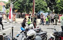 Driver Ojol Demo Depan Mako Brimob Solo Bubar Usai Ditembakkan Gas Air Mata, Kocar Kacir ke Arah Stadion Manahan