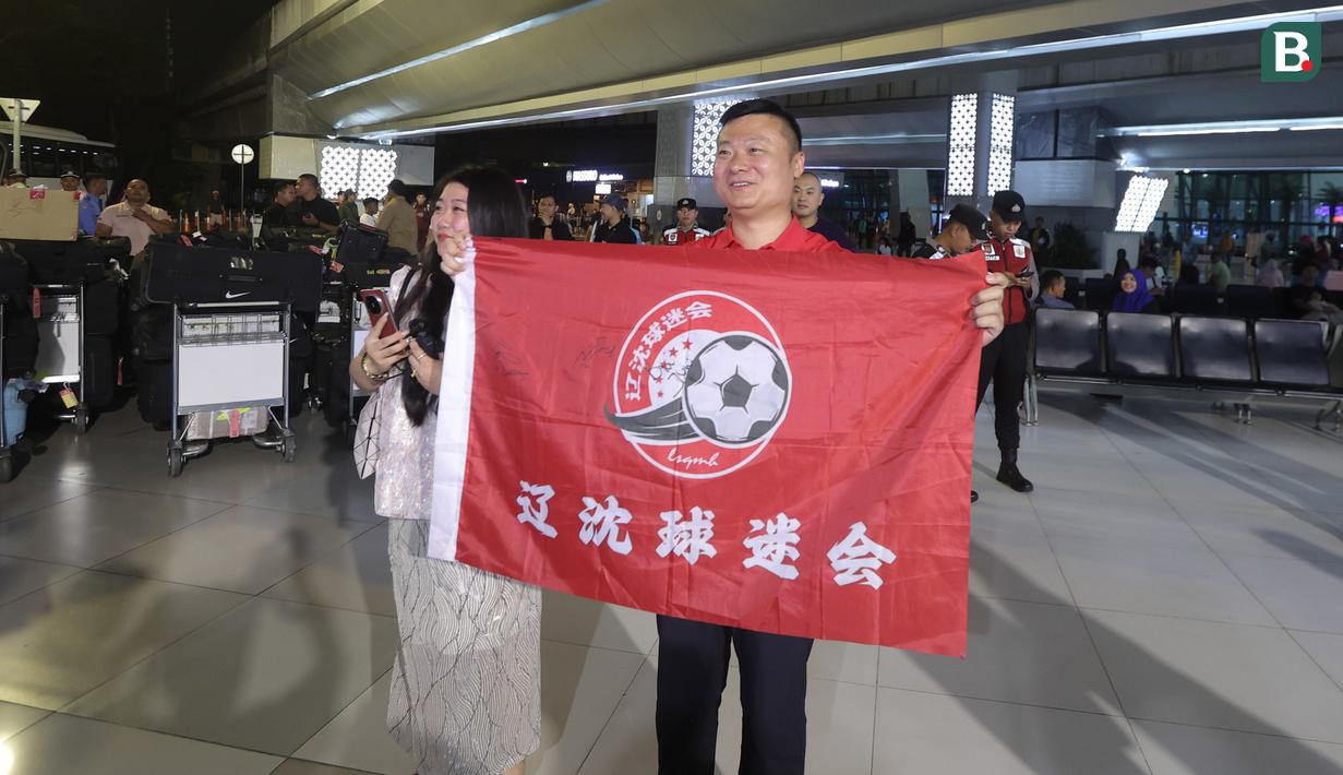 Suporter Timnas China menyambut kedatangan skuad The Dragons saat tiba di Terminal 3 Bandara Soekarno-Hatta, Tangerang, Senin (2/6/2025). (Bola.com/M Iqbal Ichsan)