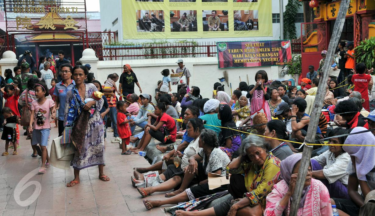 Pengemis saat memenuhi pelataran Vihara Dharma Bhakti untuk mendapatkan angpao, Jakarta, Minggu (7/2/2016). Jelang Imlek, ratusan pengemis penuhi Vihara Dharma Bhakti untuk mendapatkan angpao.  (Liputan6.com/Yoppy Renato)