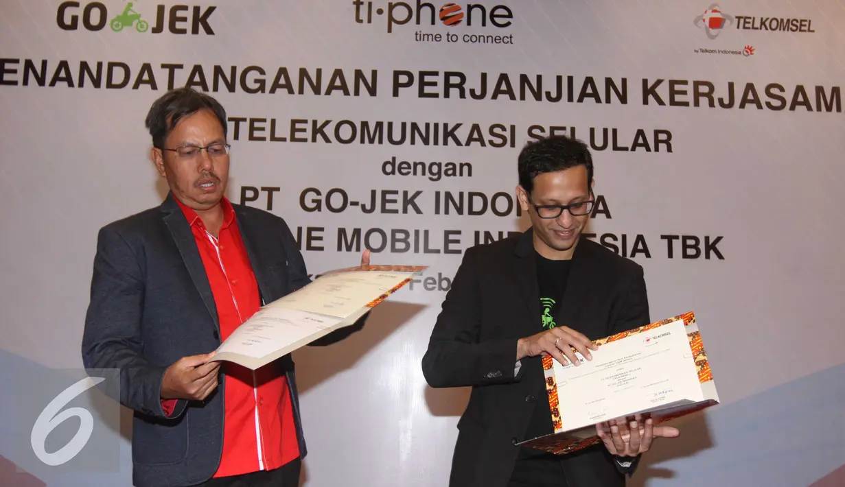 Mas'ud Khamid (kiri) bersama Nadiem Makarim usai melakukan kerjasama bidang telekomunikasi, Jakarta,  Senin (15/02). Telkomsel melakukan kerjasama dengan GO-JEK Indonesia dalam hal solusi komunikasi bagi para pengemudi GO-JEK. (Liputan6.com/Angga Yuniar)