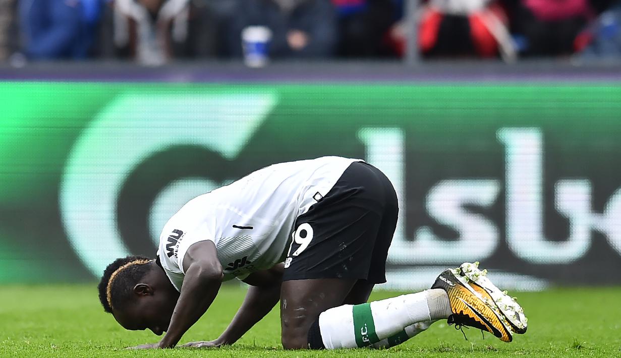 Gol pembuka Liverpool lahir dari kaki pemain Senegal, Sadio Mane pada menit ke-49’ saat melawan tuan rumah Crystal Palace pada pekan ke-32 Premier League di Selhurst Park, London, (31/3/2018). Liverpool menang 2-0. (AFP/Glyn Kirk)