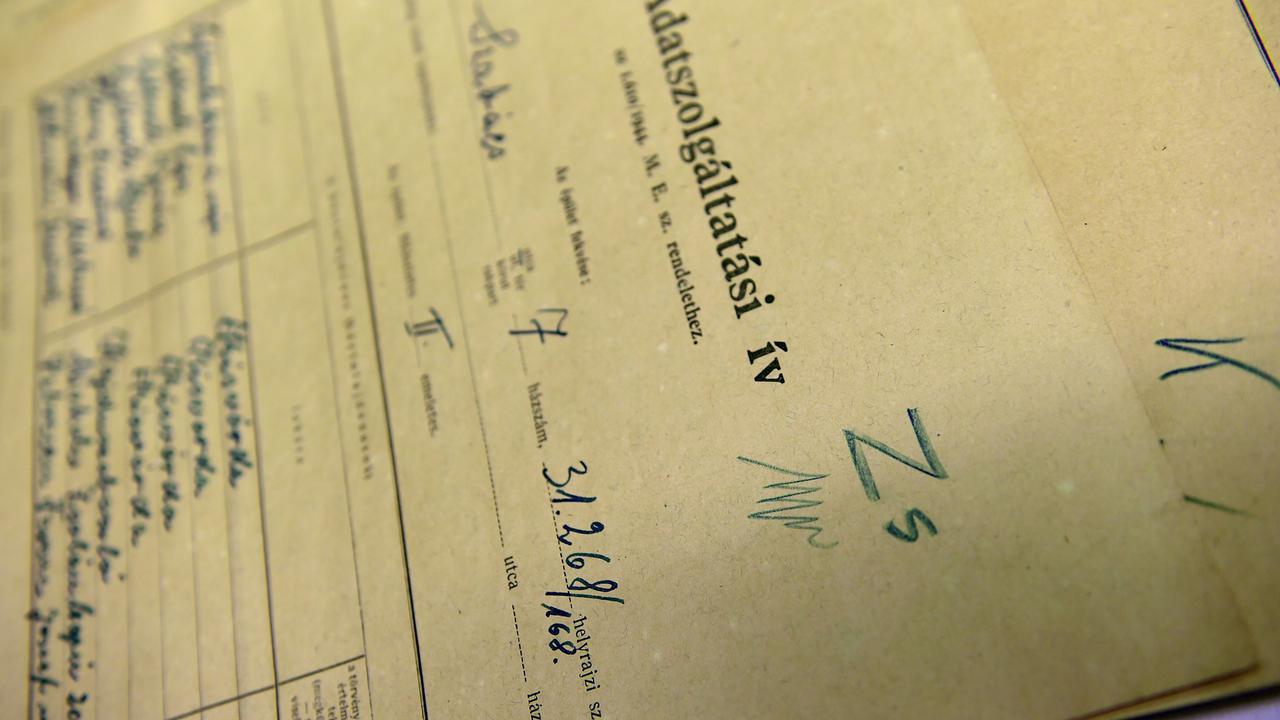 Ribuan Dokumen Holocaust Nazi Ditemukan di Dinding Apertemen