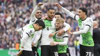 Selebrasi para pemain Liverpool merayakan gol bunuh diri kiper West Ham United, Alphonse Areola hasil tendangan Cody Gakpo (tengah) pada laga pekan ke-35 Premier League 2023/2024 di London Stadium, London, Sabtu (27/4/2024). (AP Photo/Kin Cheung)