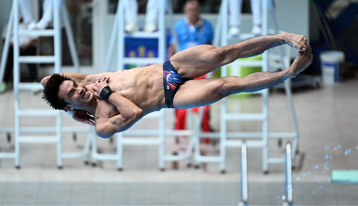 Muhammad Syafiq Puteh dari Malaysia berkompetisi dalam nomor loncat indah springboard 3 meter putra pada Pesta Olahraga Asia Tenggara (SEA Games) ke-32 di Phnom Penh, Kamboja, Selasa (9/5/2023). (Photo by NHAC NGUYEN / AFP)