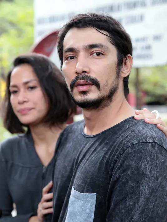 Satu keinginan dari sang ibunda yang belum terwujud. Sejak lama Abi mengajak ibunda untuk tinggal bersama di rumahnya daerah Cinere, Jakarta Selatan. Namun, beberapa kali keinginan itu ditolak oleh sang ibu. (Deki Prayoga/Bintang.com)