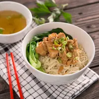 Ilustrasi mie ayam spesial./Copyright shutterstock.com/g/oduaimages