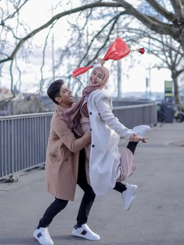 8 Gaya Stylish Ria Ricis Saat Honeymoon di Eropa, Tampil Serasi Bareng Suami