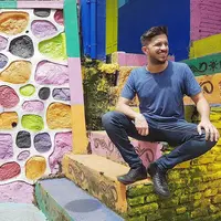 Kenalkan, ini Dennis guru bahasa Inggris yang menyenangkan. (Sumber Foto: Instagram/guruku_mr.d)