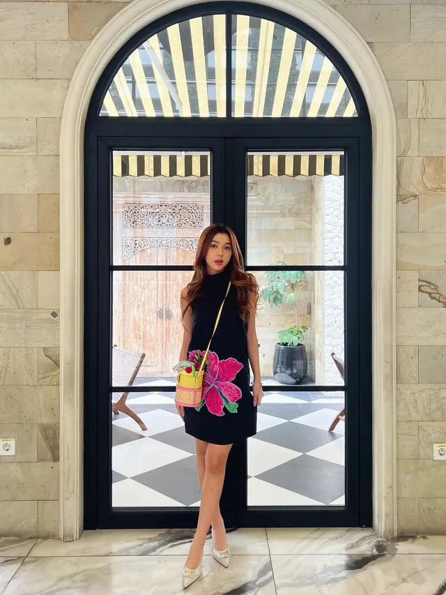 Gaya Kontras Enzy Storia dan Gabriella Ekaputri Saat Pakai Dress Hitam yang Sama Persis, Mana yang Paling Favorit?