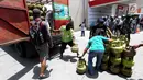 Petugas menurunkan tabung gas elpiji 3 kg saat operasi pasar elpiji di SPBU Ki Hajar Dewantara di Palu, Sulawesi Tengah, Senin (8/10). Pertamina melakukan operasi pasar elpiji 3 kg dan 12 kg. (Liputan6.com/Fery Pradolo)