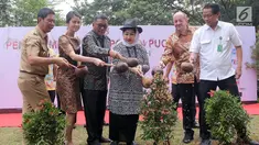 Jajaran Direksi PT. Lippo Karawaci, Kementerian LHK da management The St. Moritz Property secara simbolis menyiram 2074 pohon pucuk merah di The St. Moritz Penthouses & Residence, Jakarta, Kamis (12/9/2019). Tanaman Pucuk Merah dipilih karena hasilkan O2 dan Menyerap CO2. (Liputan6.com/HO/Jenny)