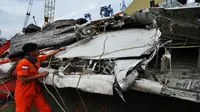 Telepon seluler itu ditemukan terjepit di dekat jendela pesawat AirAsia. (Faizal Fanani/Liputan6.com)