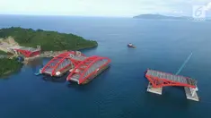 Bentang Tengah (Center Span) kedua Jembatan Holtekamp tiba di Jayapura, Selasa (3/1). Pengiriman bentang tengah kedua dilakukan pada Minggu (17/12) dan sampai lebih cepat dari target. (Liputan6.com/Pool/Kementerian PUPR)