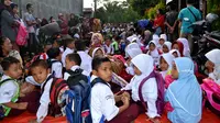 Ratusan murid SD Negeri 62 Kota Bengkulu terpaksa belajar di jalanan karena sekolah mereka disegel pemilik lahan. (Liputan6.com/Yuliardi Hardjo)