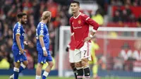 Reaksi bintang Manchester United atau MU Cristiano Ronaldo pada akhir pertandingan Liga Inggris melawan Everton di Old Trafford, Sabtu, 2 Oktober 2021. Pertandingan berakhir 1-1. (AP Photo/Dave Thompson)