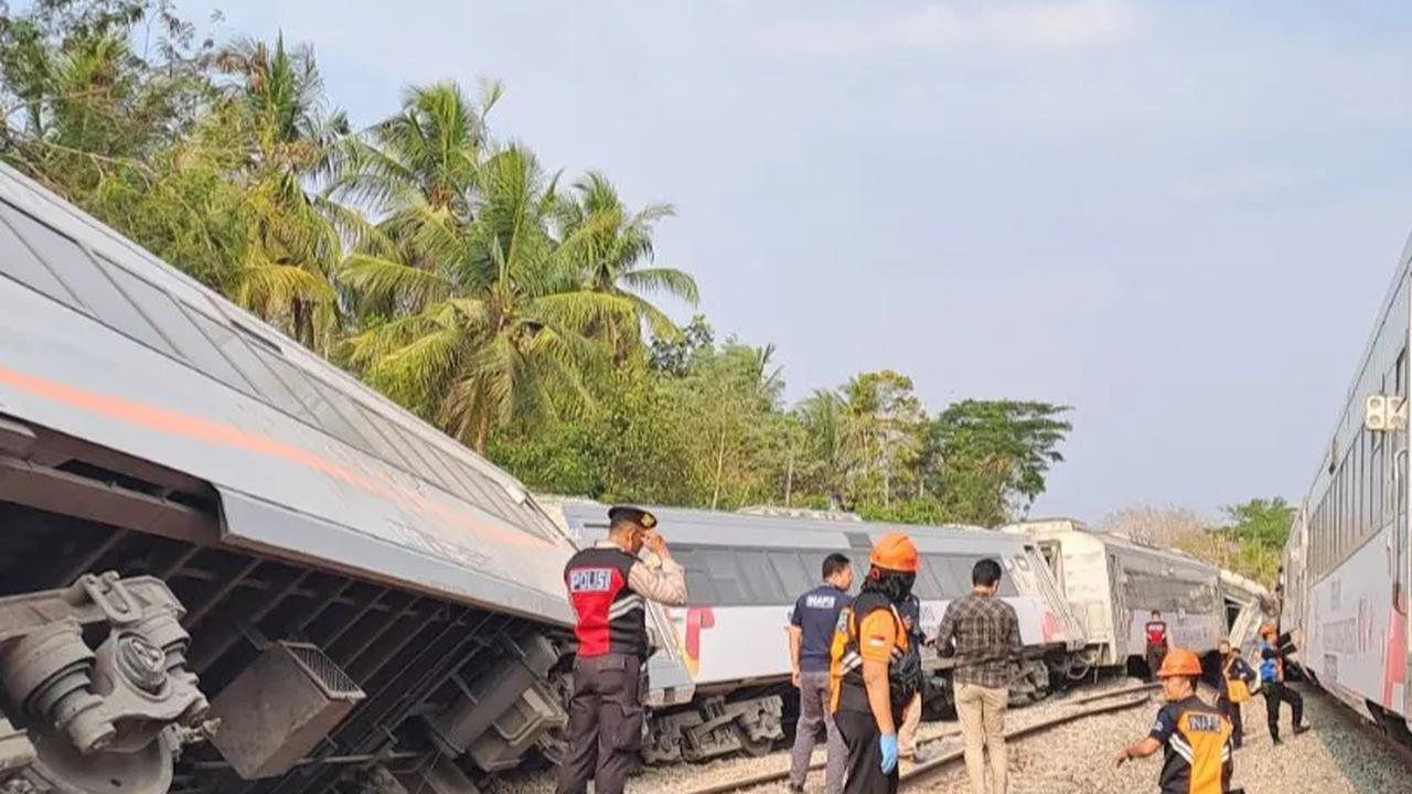 Adapun insiden anjlok KA Argo Semeru tengah menjadi viral di plaform sosial media X (Twitter). Dalam unggahan, sejumlah akun tampak sejumlah gerbong KA Argo Semeru terguling hingga menutup dua jalur rel kereta api.&nbsp;