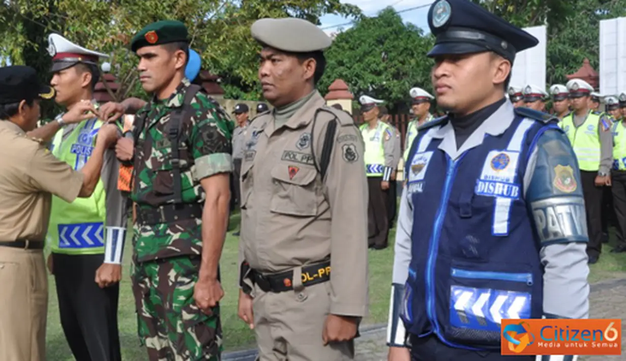 Citizen6, Sidrap: Kepada perwakilan Polantas, Kodim, Satpol PP, dan Dishub disematkan pita sebagai tanda dimulainya Operasi Ketupat 2012 selama 16 hari. (Pengirim: Abdi Mantaring)