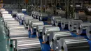 Gulungan aluminium terlihat di sebuah pabrik di Zouping di provinsi Shandong bagian timur China (23/11/2019). Pabrik ini memproduksi lembaran aluminium, paduan aluminium, komposit perpindahan panas aluminium, dan foil aluminium. (AFP Photo/STR)