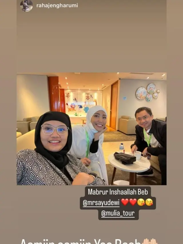 Potret mesra Ayu Dewi dan Regi Datau saat umrah