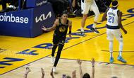 Selebrasi Jordan Poole saat Warriors sikat Mavericks di final wilayah barat NBA (AFP)