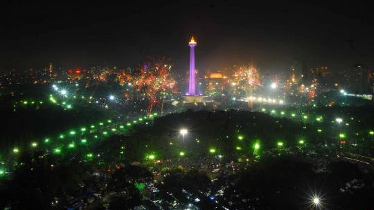Pesta kembang api sambut tahun baru 2013 di Monas