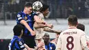 Berstatus tim tamu, Bayern Munchen terus mencoba membongkar pertahanan tuan rumah. (Isabella BONOTTO/AFP)