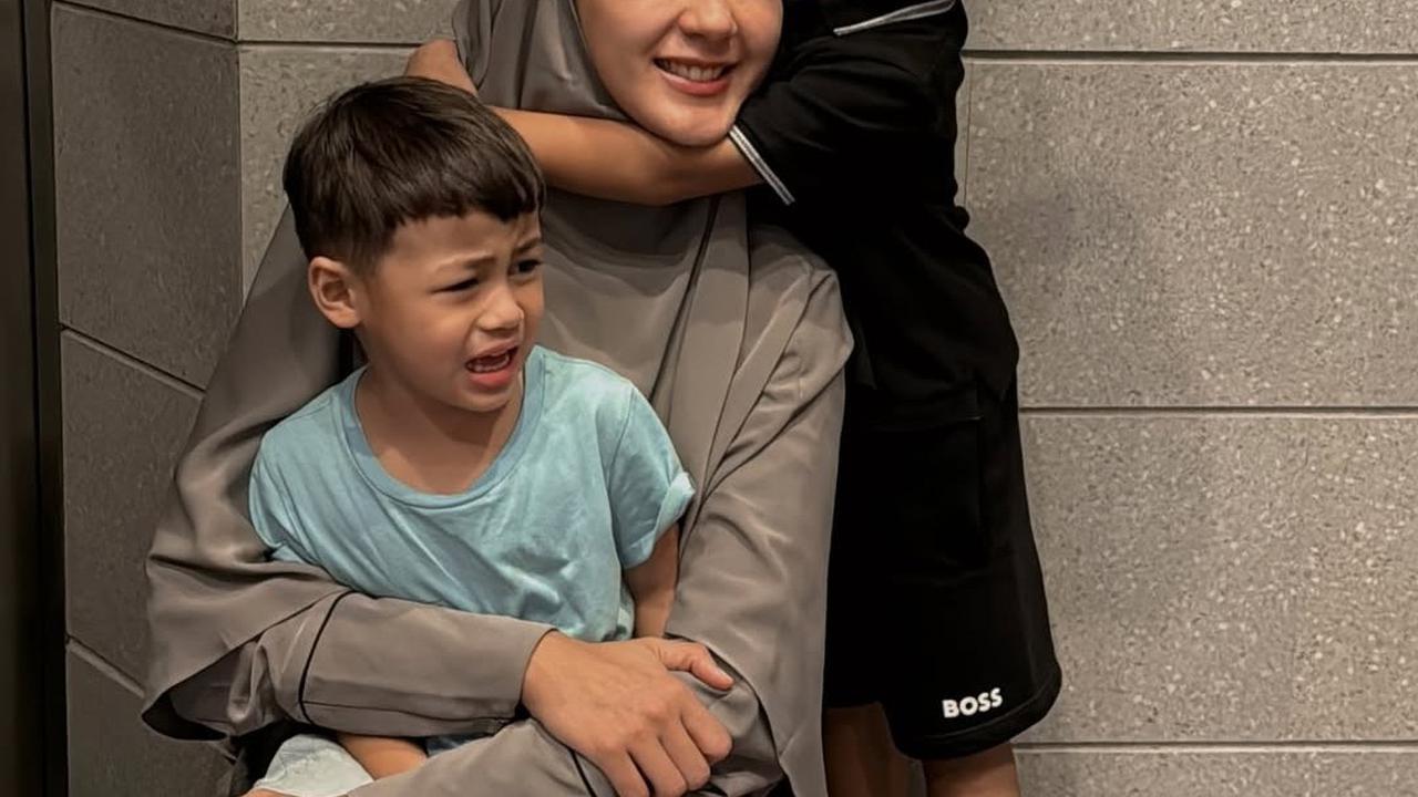 6 Potret Paula Verhoeven Tampil Cantik dengan Busana Syar'i Bareng Anak-Anak, Wajahnya Disebut Makin Fresh