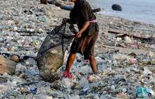 FOTO: Penampakan Hamparan Sampah Plastik Rusak Keindahan Pantai Kedonganan Bali