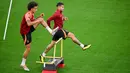 Pemain depan Atletico Madrid Angel Correa (kanan) dan pemain belakang Atletico Madrid Axel Witsel menghadiri sesi latihan di Leverkusen, Jerman barat, Senin (12/9/2022). Atletico Madrid akan menantang tuan rumah Bayern Leverkusen dalam lanjutan match day kedua Liga Champions 2022-2023 pada Rabu 14 September 2022 dini hari WIB di Bay Arena. (Photo by SASCHA SCHUERMANN / AFP)