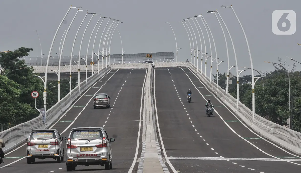 Kendaraan melintasi Jalan Layang atau Flyover Cakung, Jakarta Timur, Senin (19/4/2021). Pemprov DKI Jakarta melakukan uji coba Flyover Cakung mulai hari ini hingga 21 April mendatang. (merdeka.com/Iqbal S Nugroho)