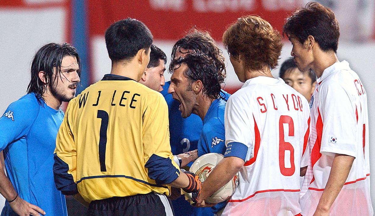 Kekalahan Italia atas Korea Selatan ini pun akhirnya mencuatkan nama Byron Moreno, sang pengadil yang dianggap banyak mengeluarkan keputusan kontroversial yang merugikan Timnas Italia. Yang pertama tentu saja saat memberi hadiah penalti kepada Korea Selatan di menit-menit awal babak pertama. Beruntung, sepakan Ahn Jung-hwan masih mampu dipatahkan Gianlugi Buffon. (AFP/Choi Jae-ku)