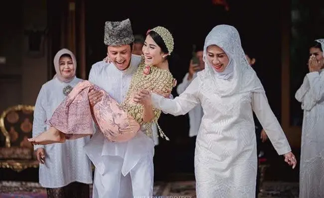 Gya Sadiqah jalani siraman sebelum menikah dengan Tarra Budiman (Bintang Pictures)